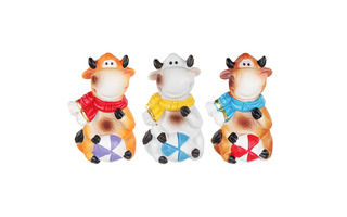 Сувенир "Магнит Бычок с мячом" полистоун ассорти 5*3,5см 359-776