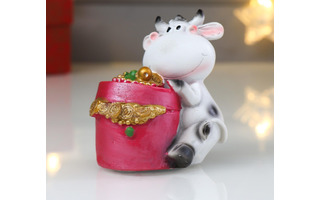 Сувенир "Бычок Рома с шкатулкой с украшениями" 8,3х6,2х8см полистоун 4818939